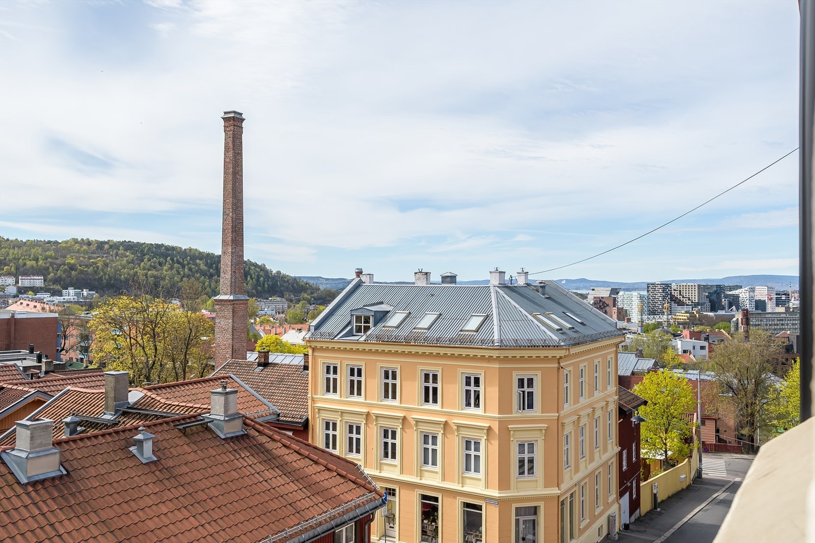 Fra leilighetens fjerde etasje har du utsyn over Kampens karakteristiske gater Galleribilde