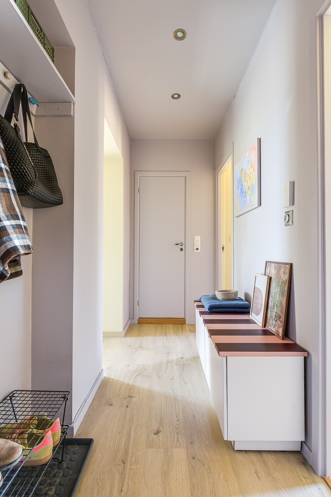 I entréen er det senket himling med innfelte lys Galleribilde