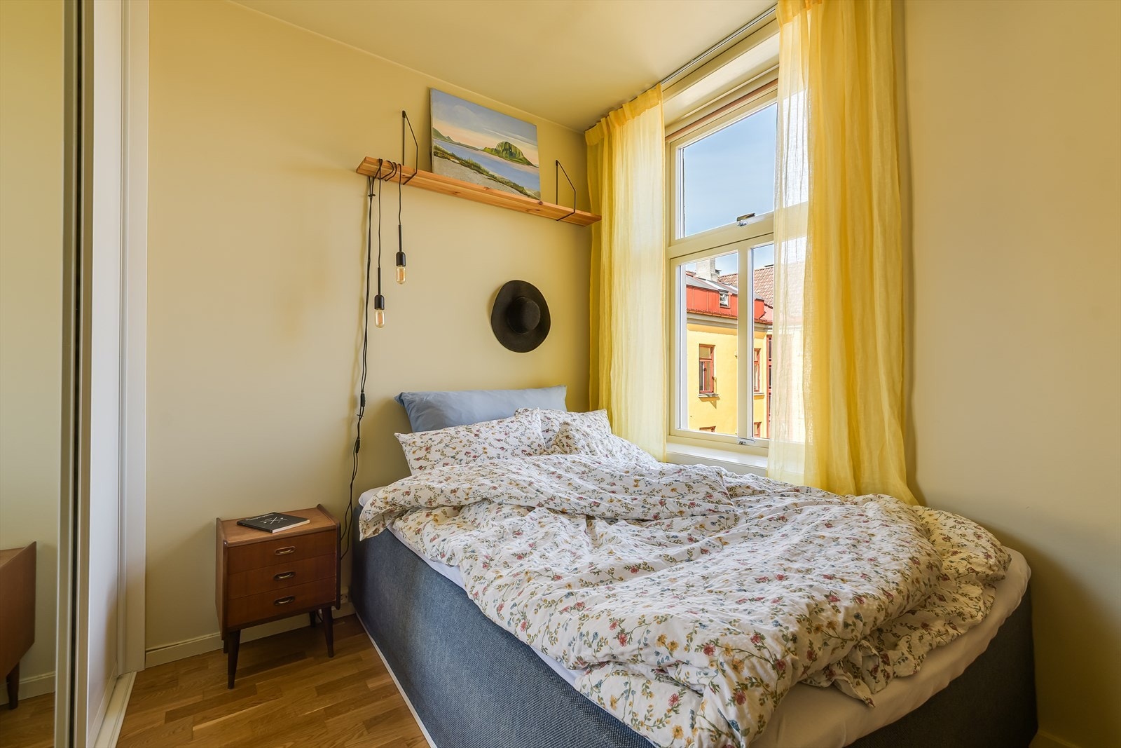 Rommet er montert med skyvedørsgarderobe Galleribilde