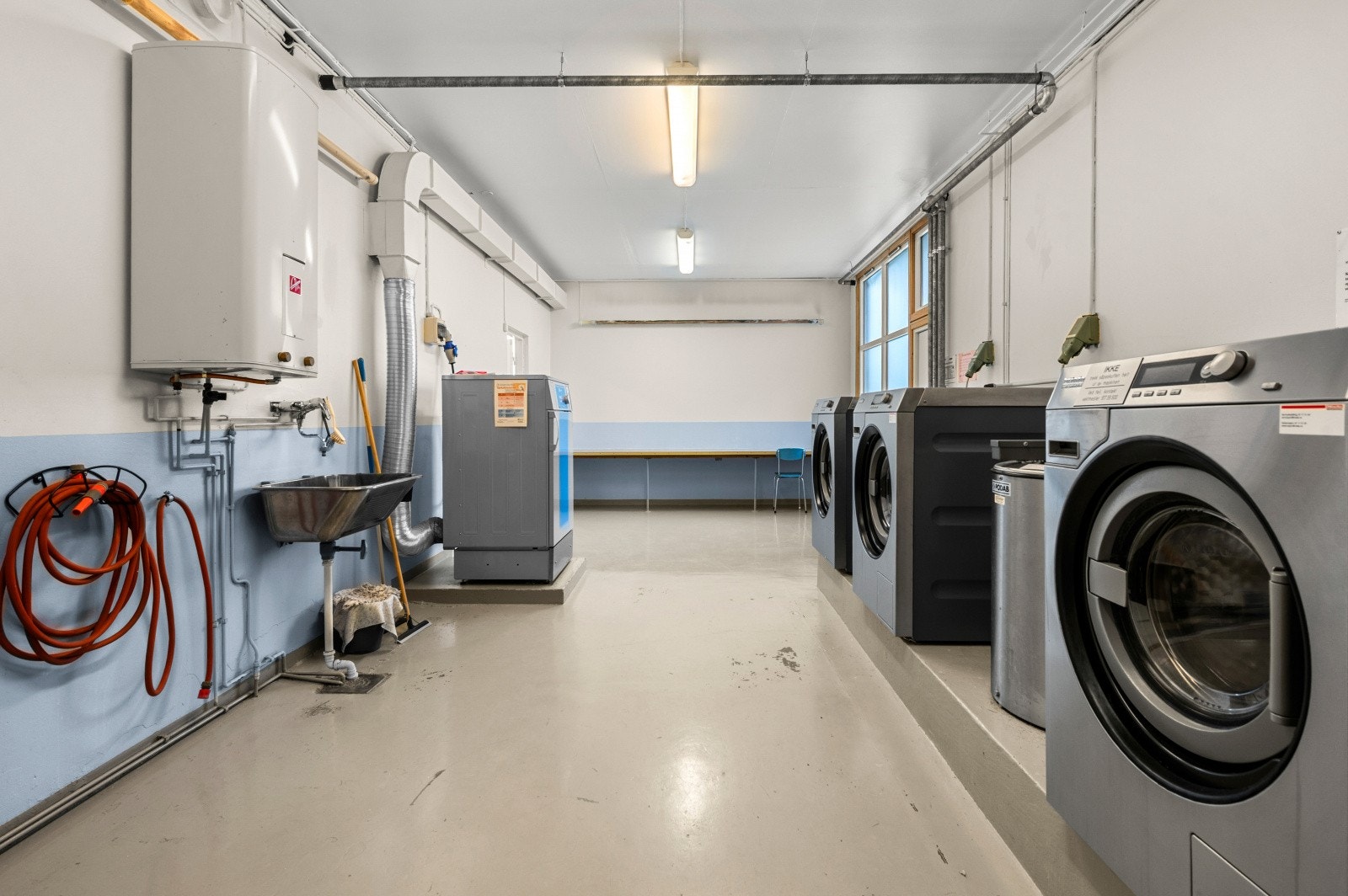Felles vaskerom med industrimaskiner(vask og tørk) og meget god tørkeplass i 1. etasje. Galleribilde