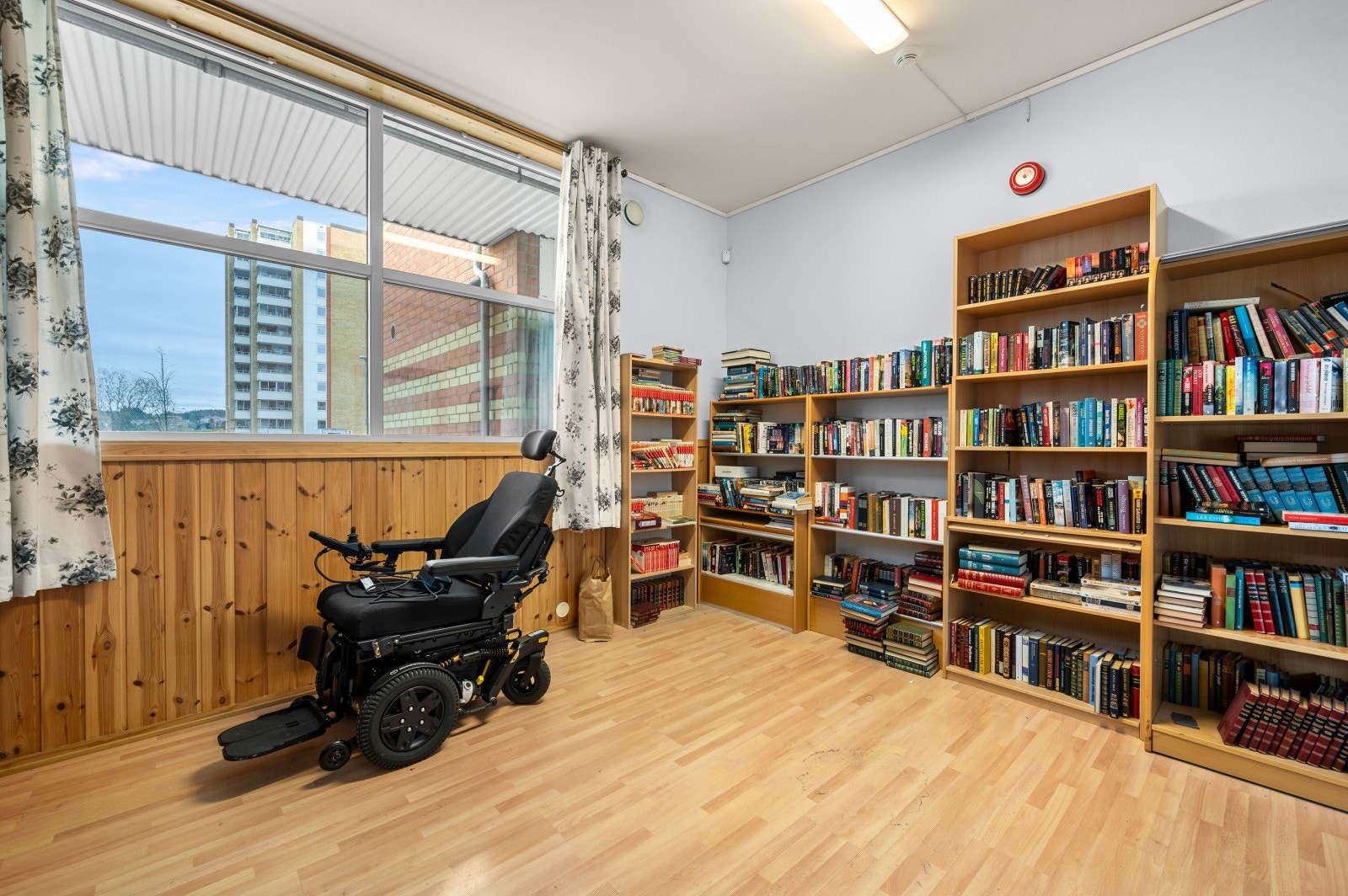 Felles bibliotek i 1. etasje. Galleribilde