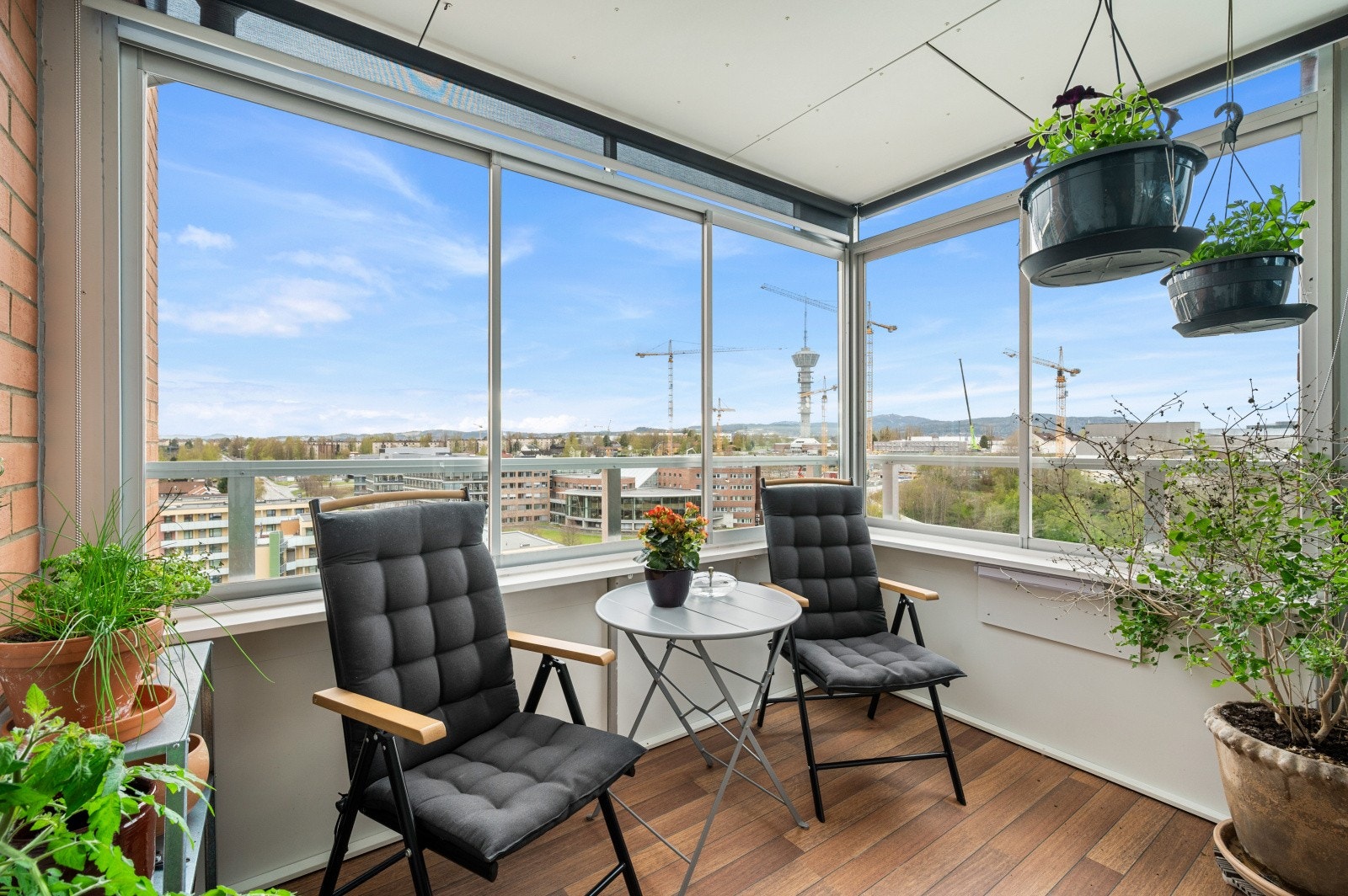 Den innglassede verandaen er en lun og privat uteplass. Galleribilde