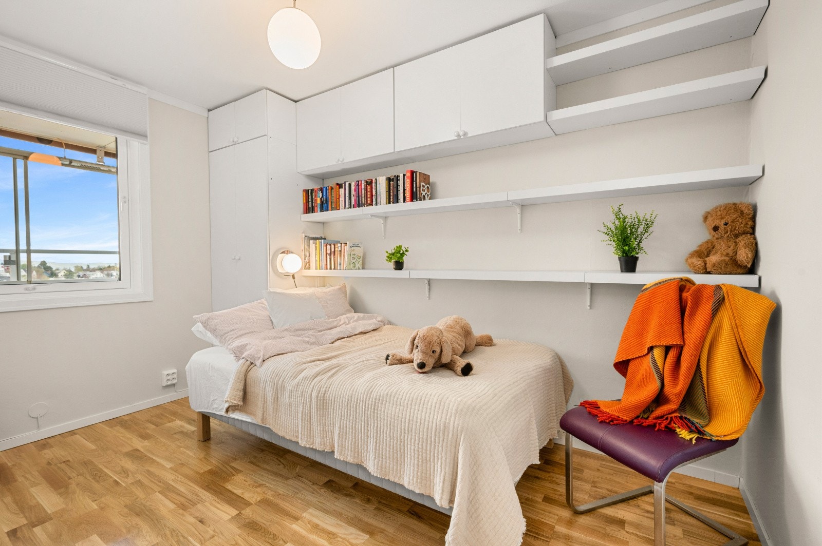 Lyst og trivelig soverom ca 8,5 kvm med plass til seng, arbeidspult og garderobeskap. Galleribilde