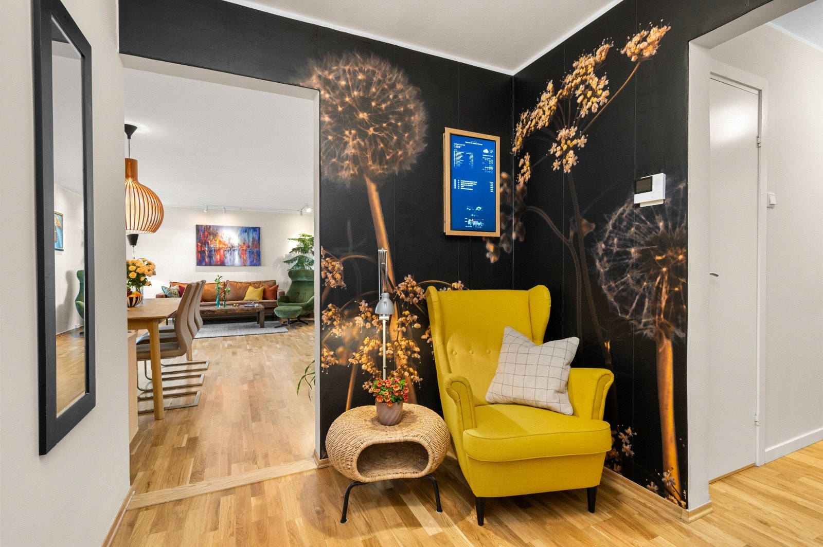 Romslig entrè med enkel overgang inn til stue- og spiseområde, samt soveromsfløyen. Galleribilde