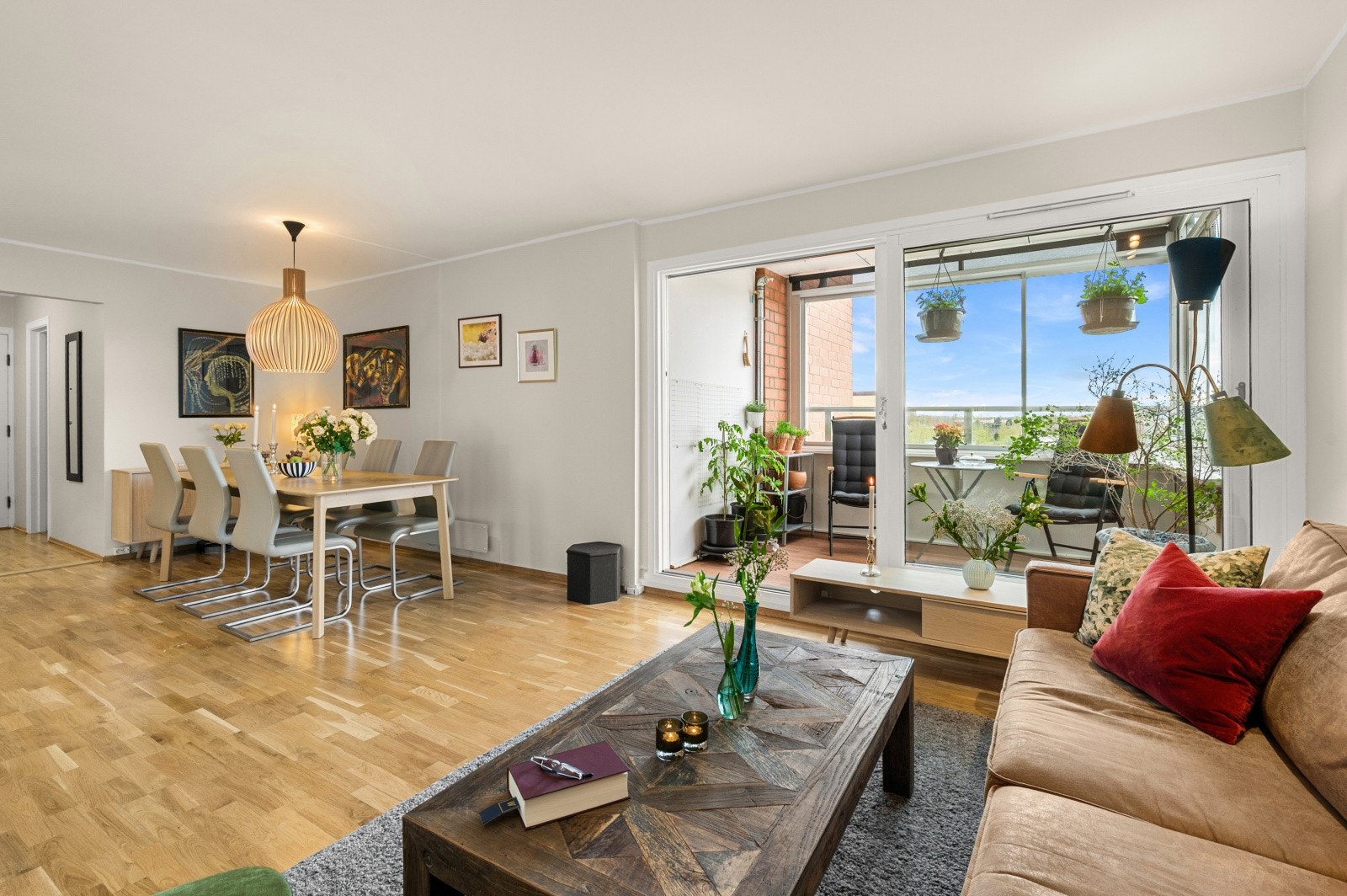 Fra stuen er det direkte utgang til en innglasset veranda mot sør/vest med dag/kveldssol. Galleribilde
