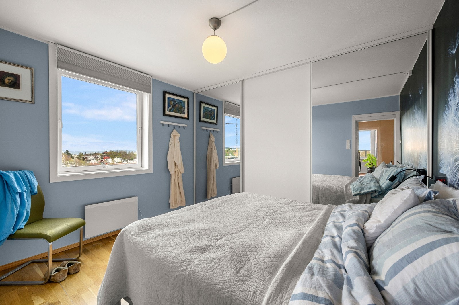Hovedsoverommet har en stor skyvedørsgarderobe med to speildører. Galleribilde