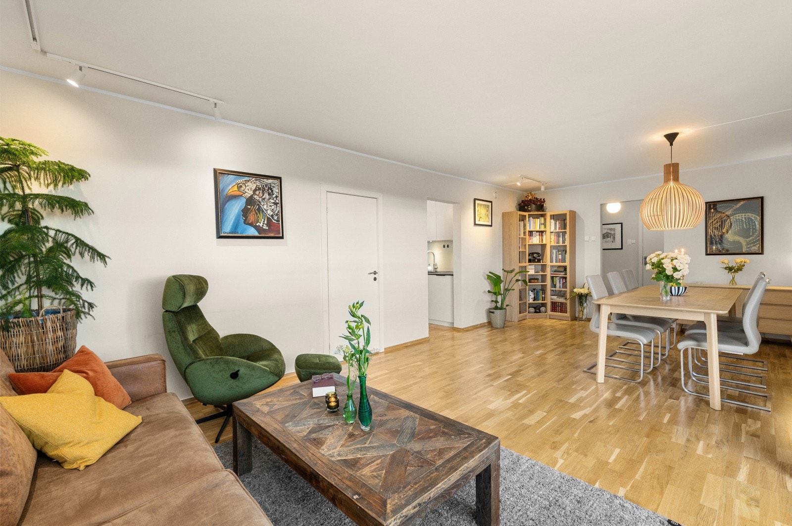 Stuen har god plass til både sofagruppe og spisestue. Galleribilde