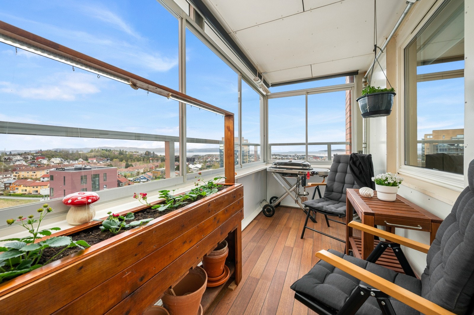 Innglasset veranda med fantastisk utsikt og ettermiddags-/kveldssol. Galleribilde