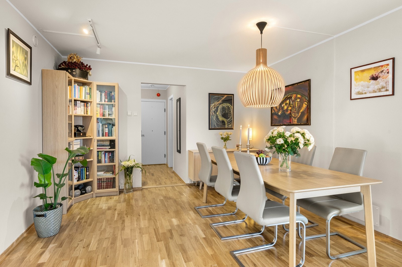 Trivelig spisestue med god gulvplass og fine møbleringsmuligheter. Galleribilde
