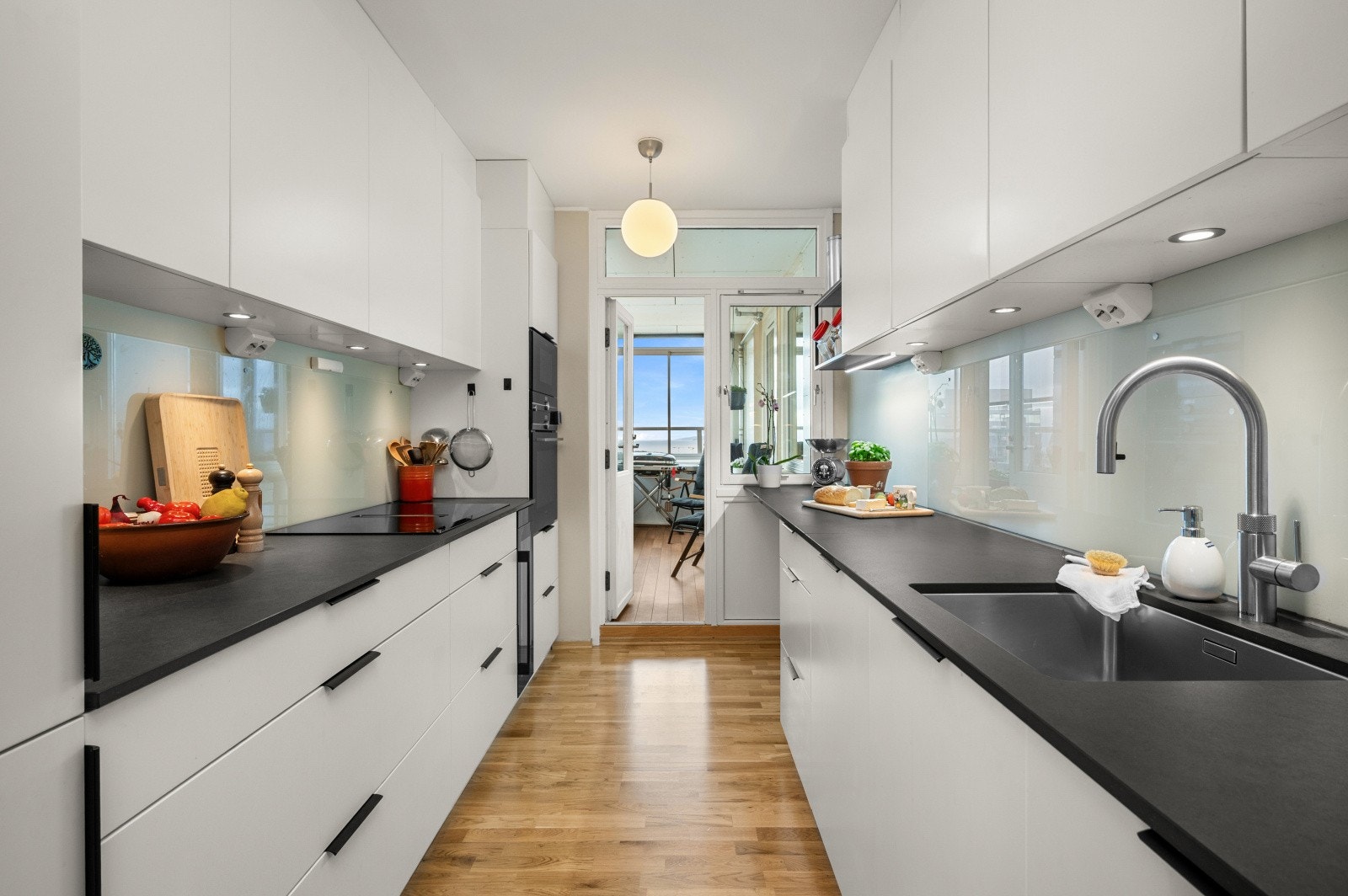 Quooker. Oppvaskkum for langpanne og isbitmaskin i fryseskap. Galleribilde