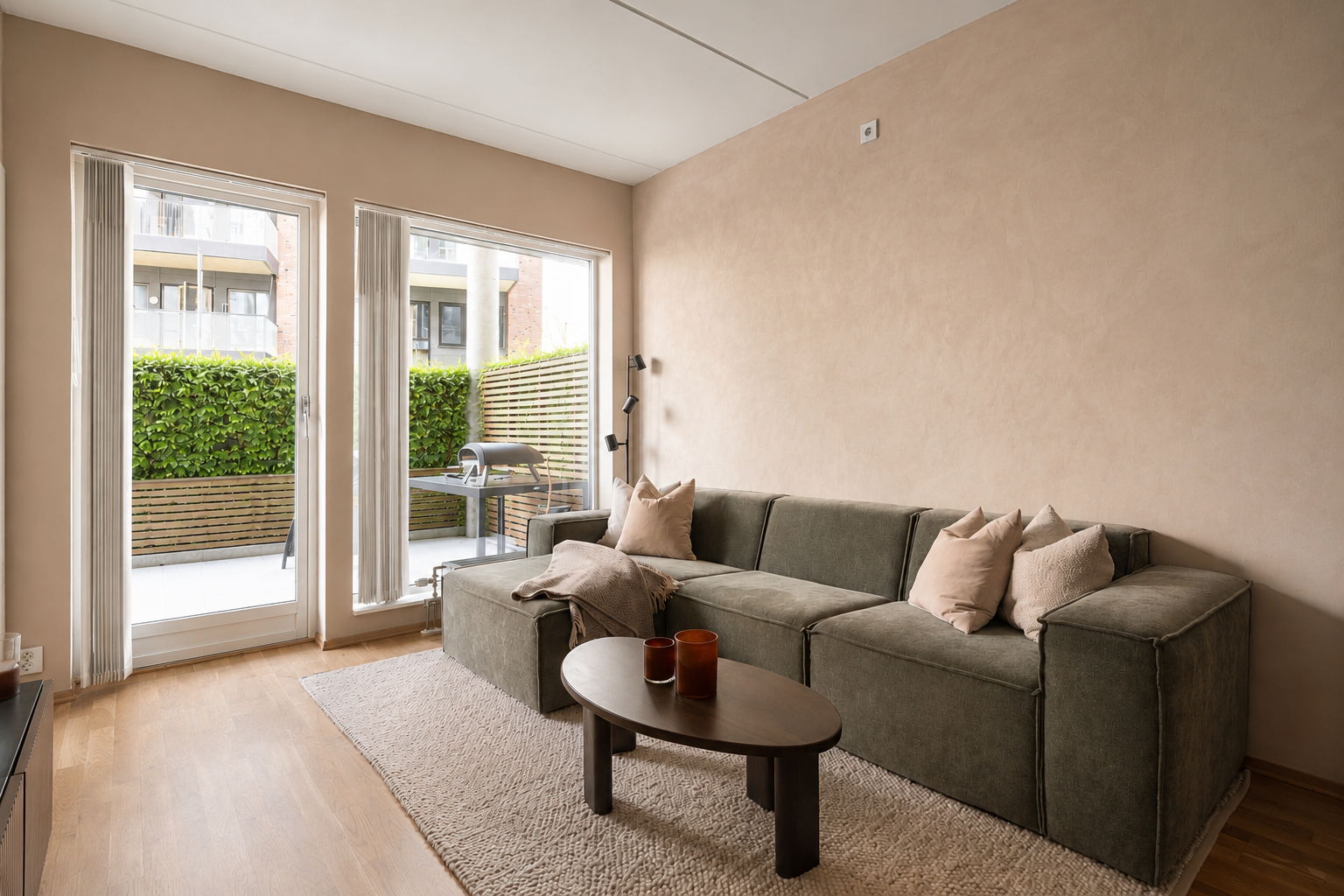 Fra stuen er det direkte utgang til terrasse på hele 23 m².
Bladene på hekken er illustrert, avvik kan forekomme Galleribilde