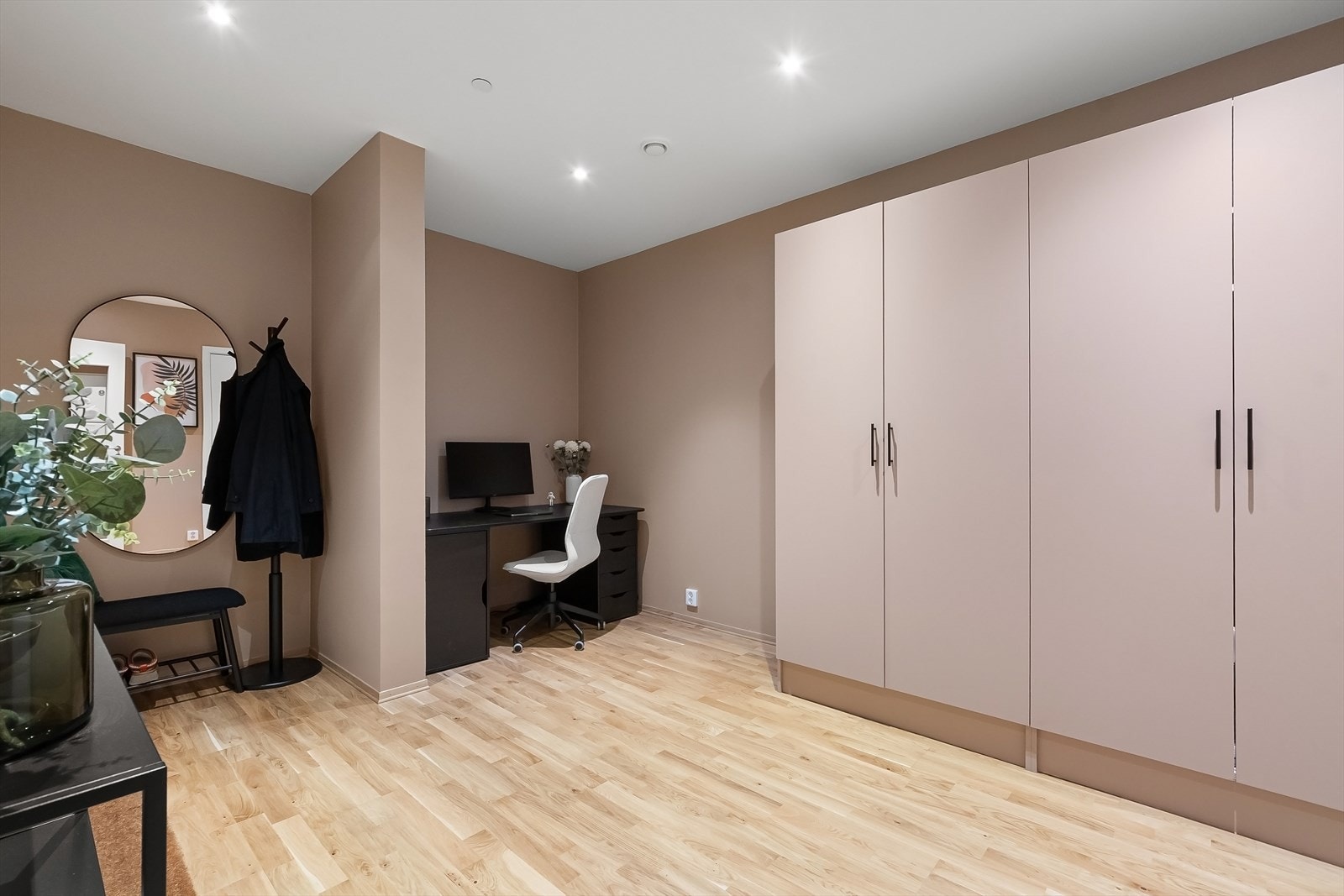Entréen gir muligheter for å innrede til hjemmekontor eller ekstra garderobe Galleribilde
