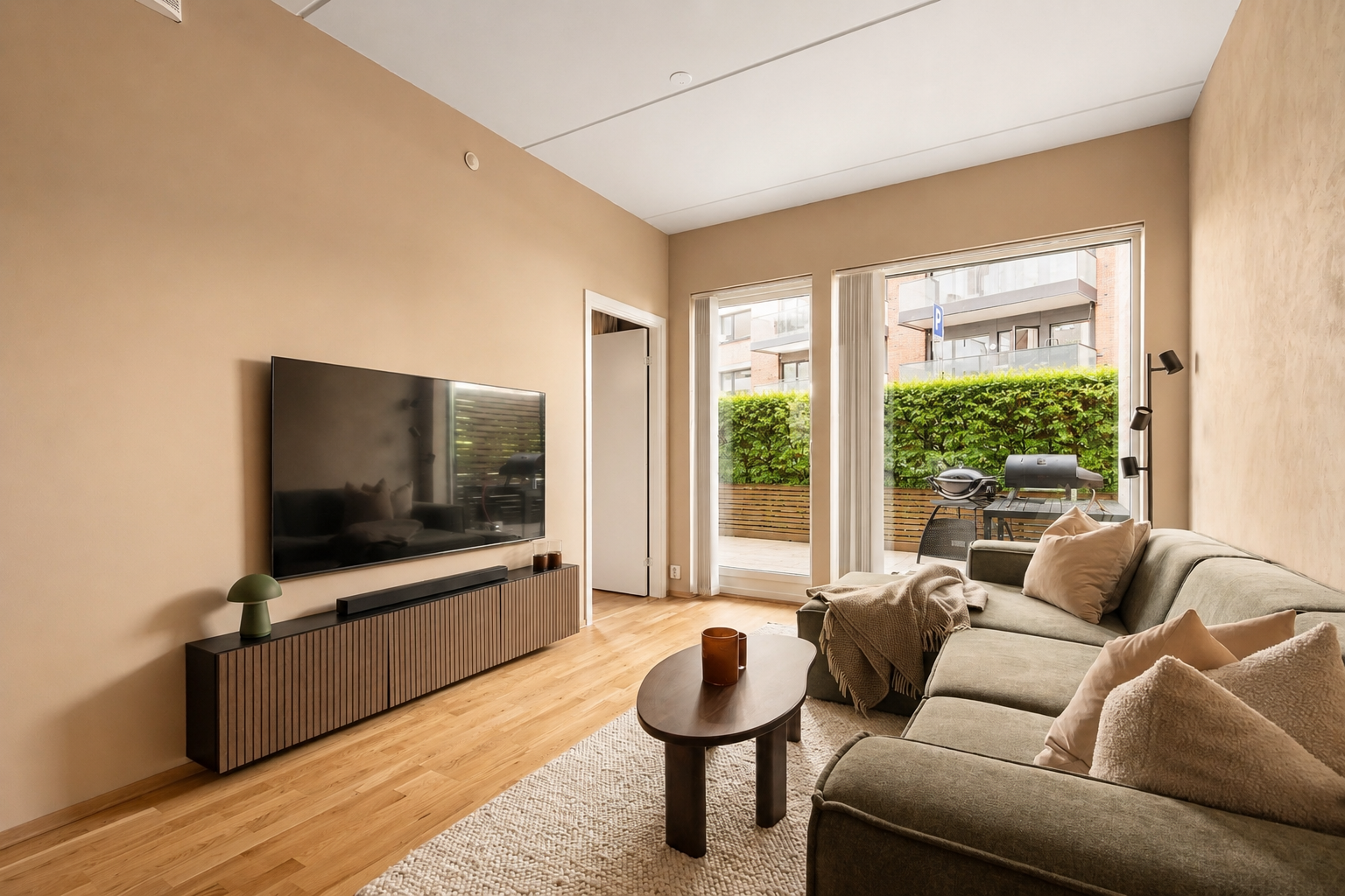Stuen har flere møbleringsmuligheter med plass til sofa, spisebord og øvrig møblement.
Bladene på hekken er illustrert, avvik kan forekomme. Galleribilde