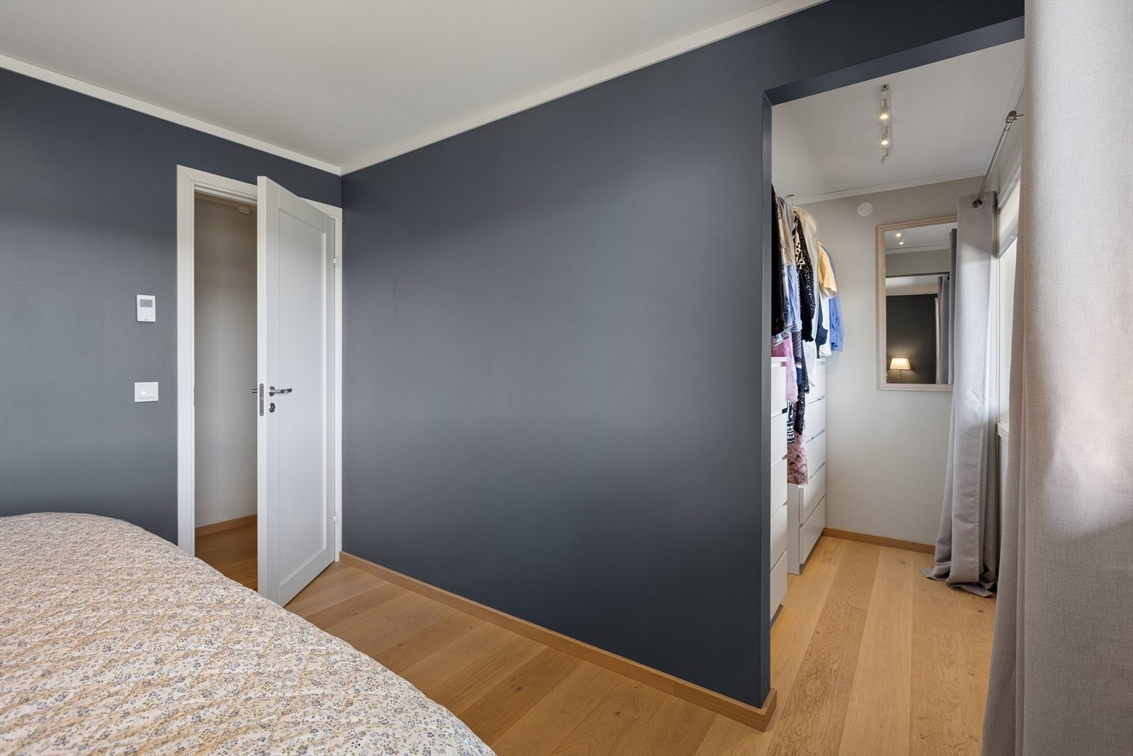I tilknytning til hovedsoverommet er det et praktisk walk-in closet for effektiv oppbevaring. Galleribilde