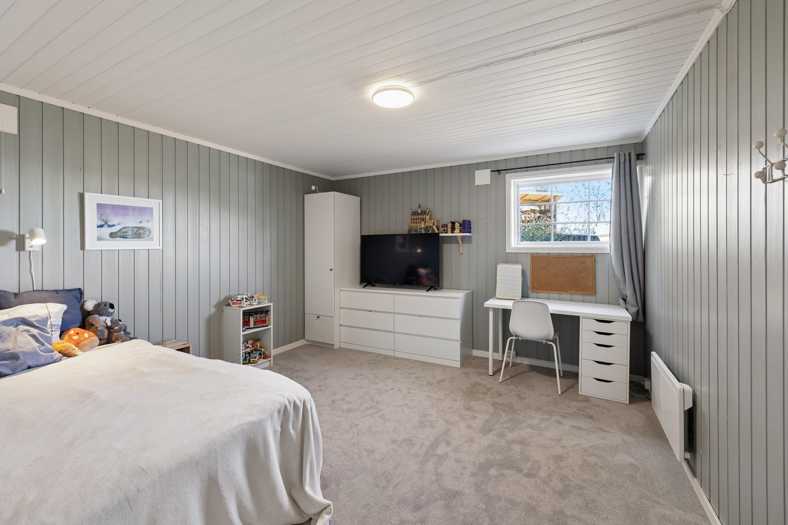 Stort rom i underetasjen, beskrevet som kjellerstue da størrelsen på vindu ikke tilfredsstiller krav til lysinnslipp for soverom, ut fra rommets areal. Galleribilde