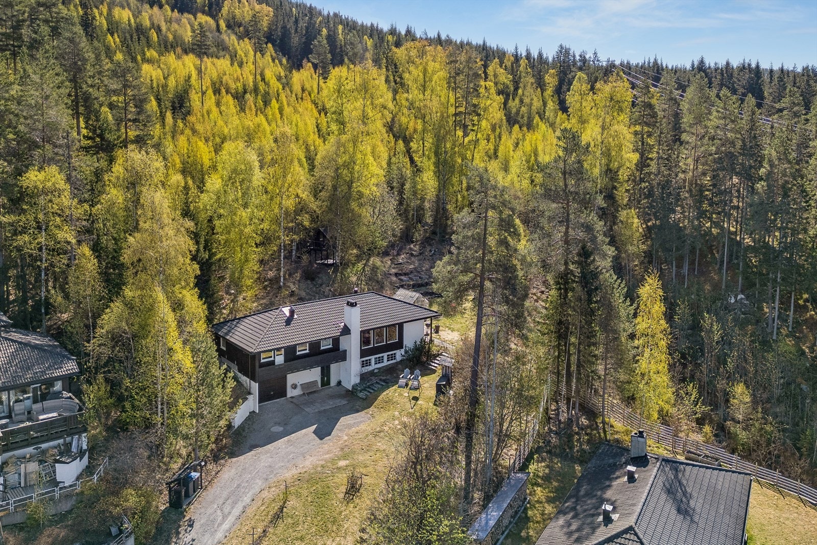 Beliggenheten øverst i Nybu gir umiddelbar nærhet til skog og turterreng, med lysløypa like ved eiendommen. Galleribilde