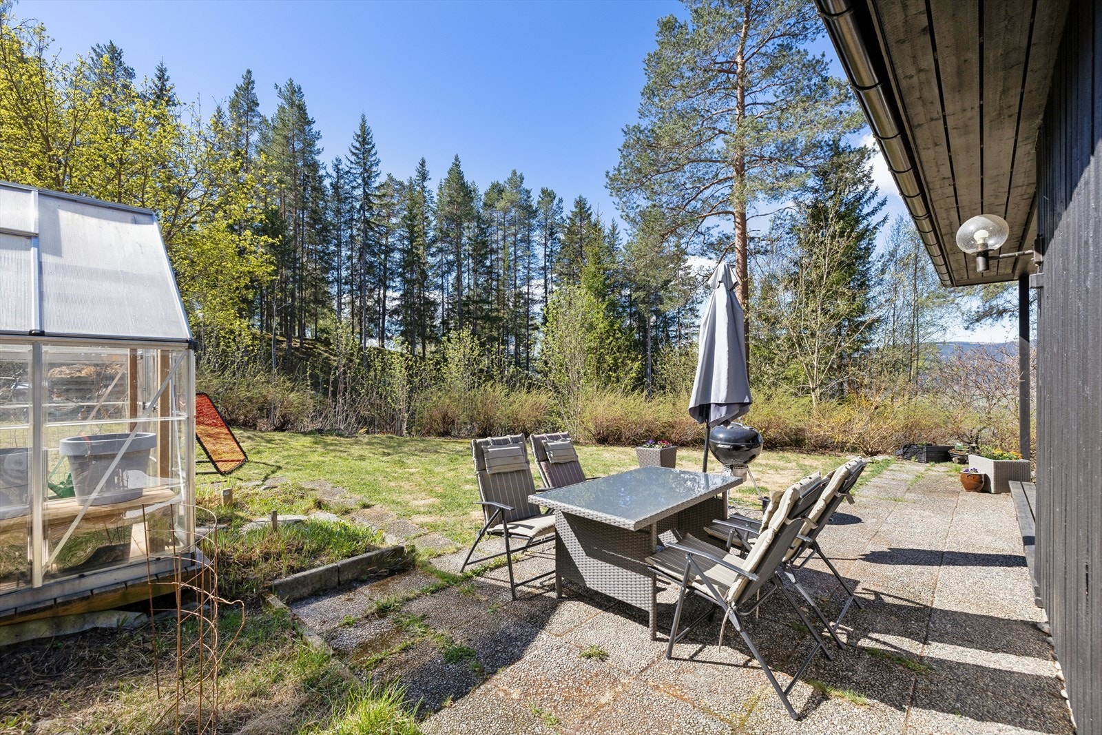 Uteplassen har god plass til sittegruppe og grill. Galleribilde
