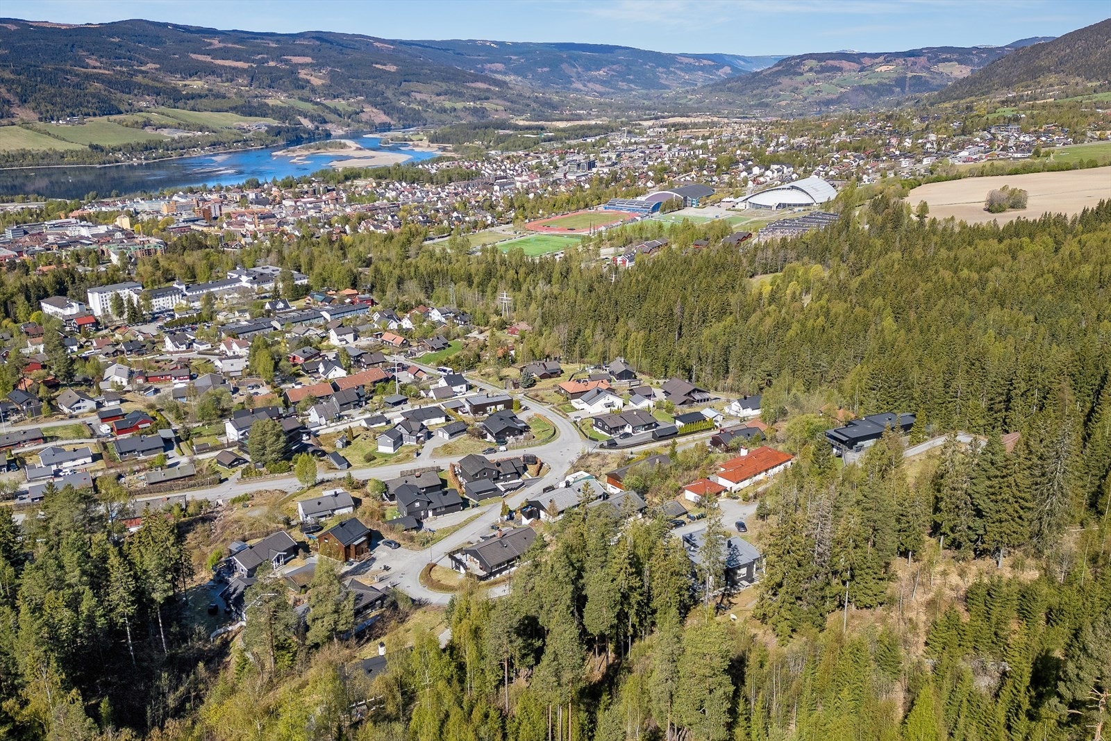 Det er kun ca. 1,5 km ned til gågata i Lillehammer sentrum med alle servicetilbud. Galleribilde