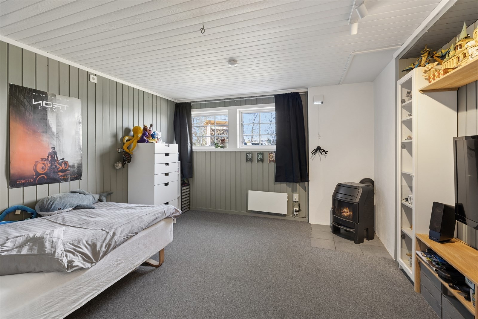 Stort soverom med god plass til både seng og oppbevaringsmøbler. Galleribilde