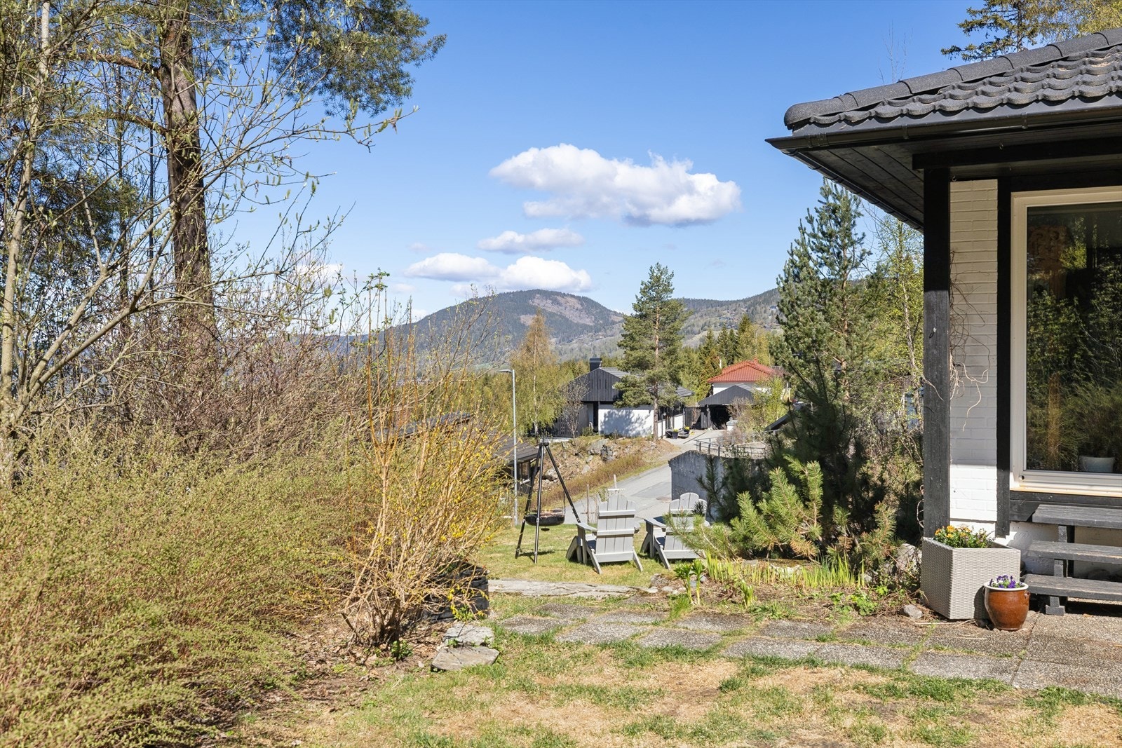 Eiendommen ligger høyt og fritt med gode solforhold. Galleribilde