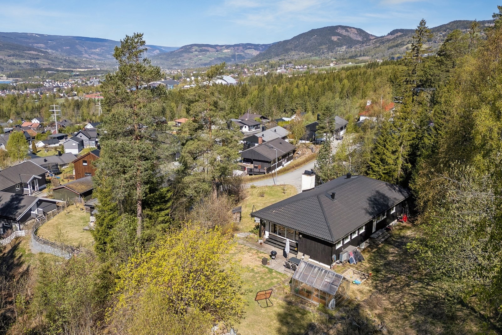 Eiendommen ligger i et etablert og barnevennlig boligområde. Galleribilde