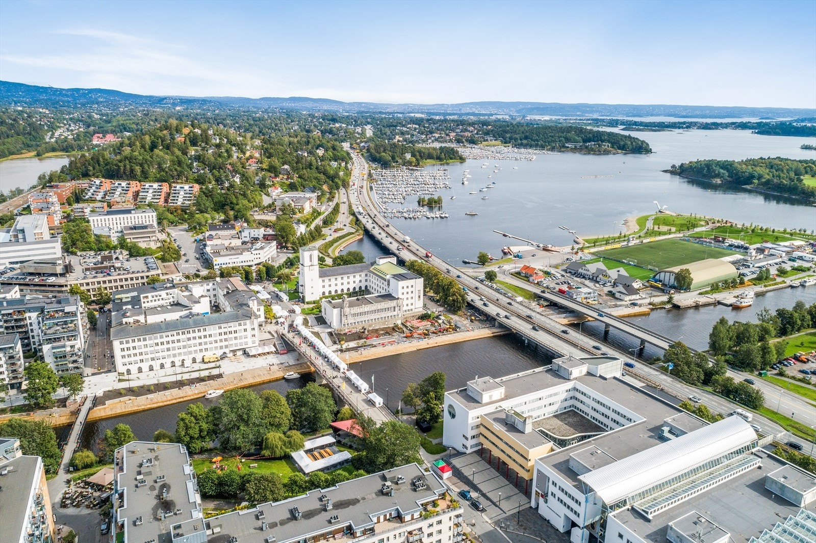 Fra boligen tar det ca. 10 minutter til Sandvika og Sandvika Storsenter. Galleribilde