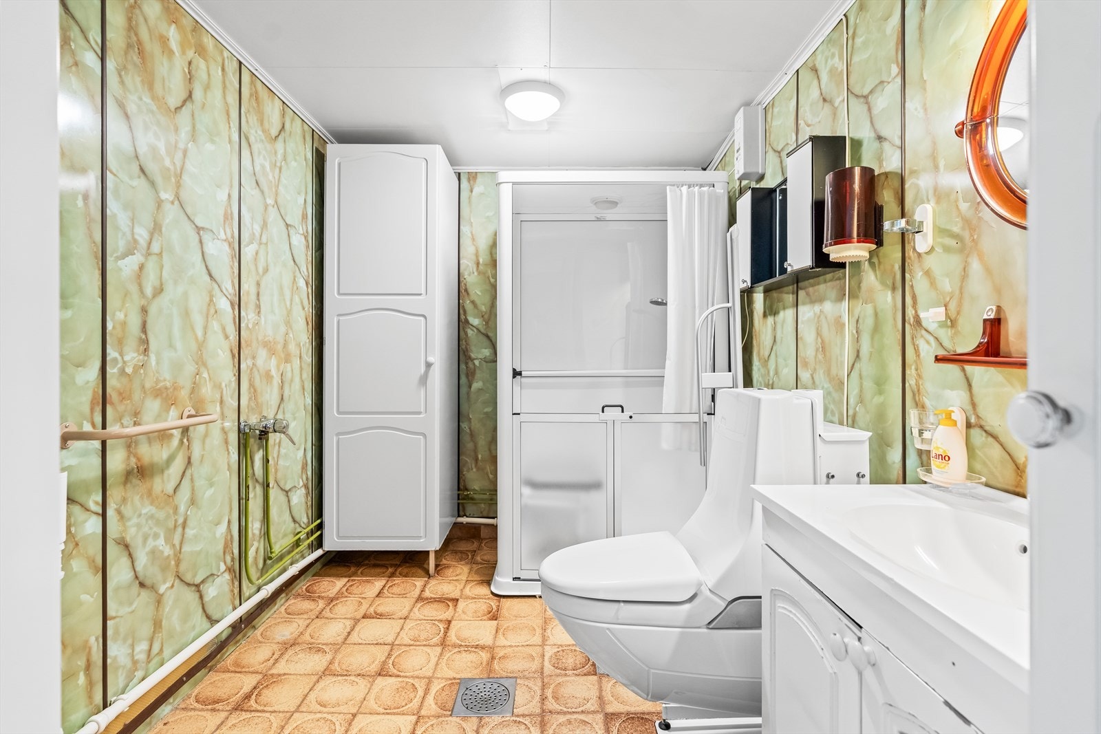 Badet har fliser på gulv, baderomsplater på vegger og slette overflater i himlingen. Galleribilde