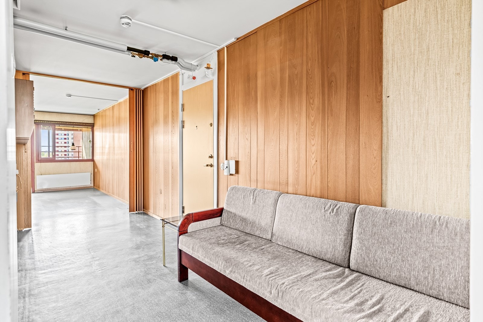 Boligen har en romslig entré med plass til å henge fra seg yttertøy og sette fra seg sko. Galleribilde