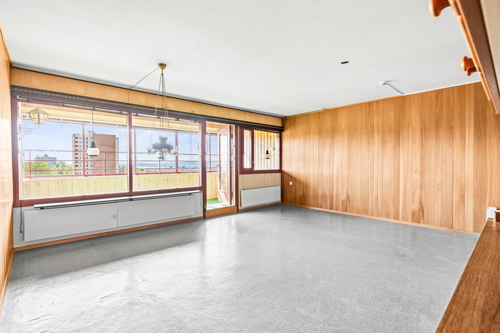 Oppholdsrommet har store vindusflater som slipper inn rikelig med naturlig lys. Galleribilde