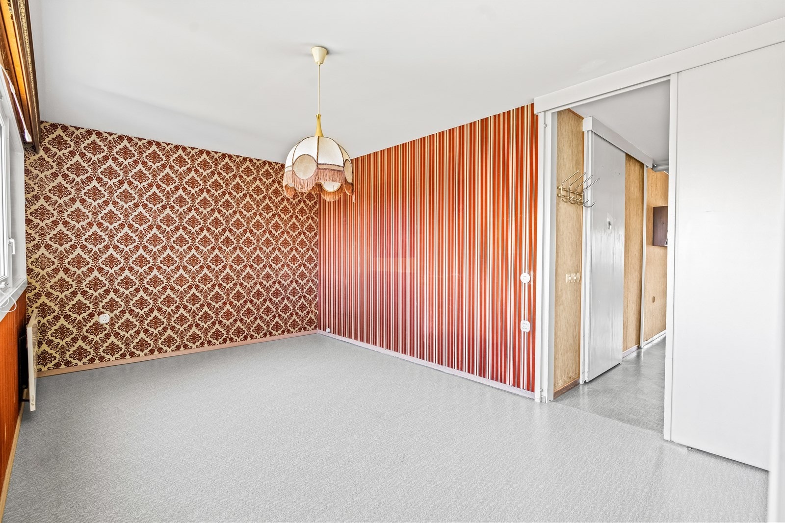 Rommet har god plass til dobbeltseng med tilhørende nattbord. Galleribilde