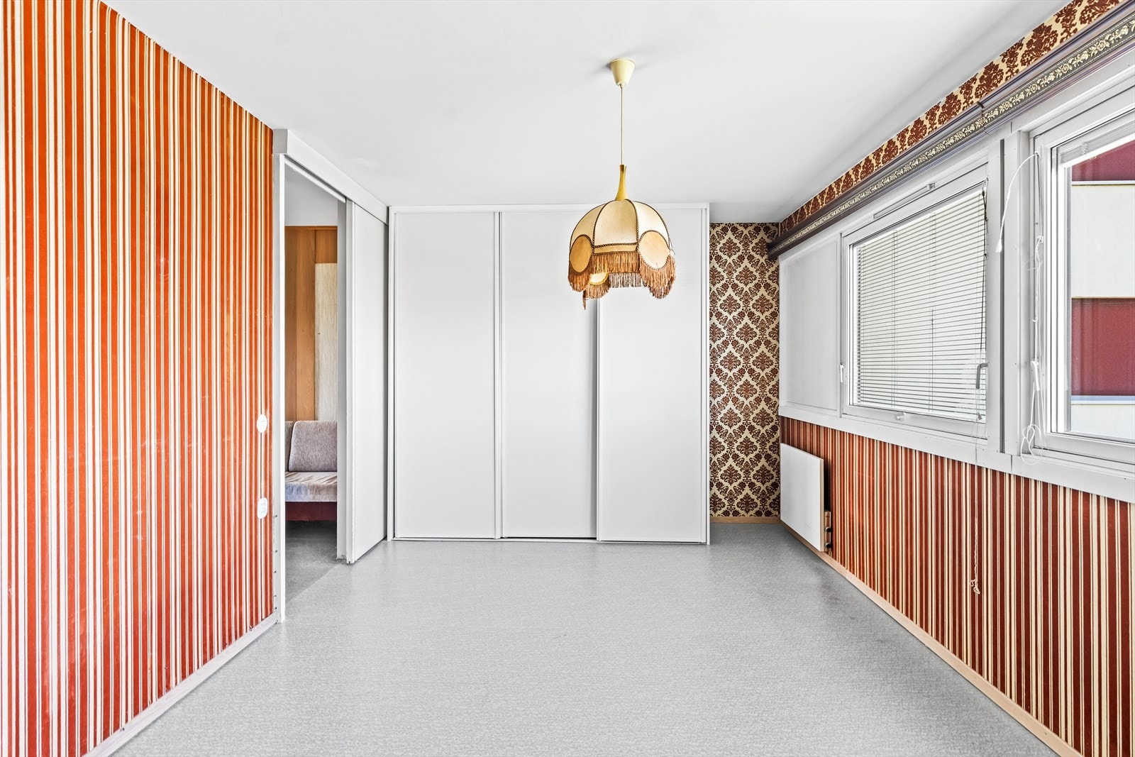I tillegg er det etablert skyvedørsgarderobe i rommet. Galleribilde
