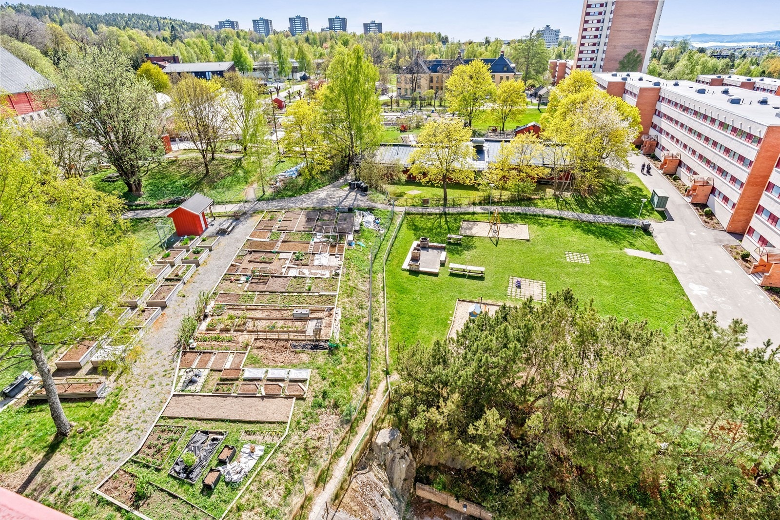 Fra balkongen er det fint utsyn mot de frodige fellesområdene nedenfor. Galleribilde