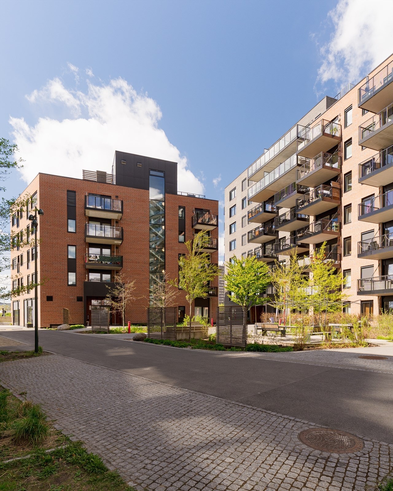 Bygget er fra 2022 og har en moderne arkitektur med fasader i mur- og betongkonstruksjoner. Galleribilde