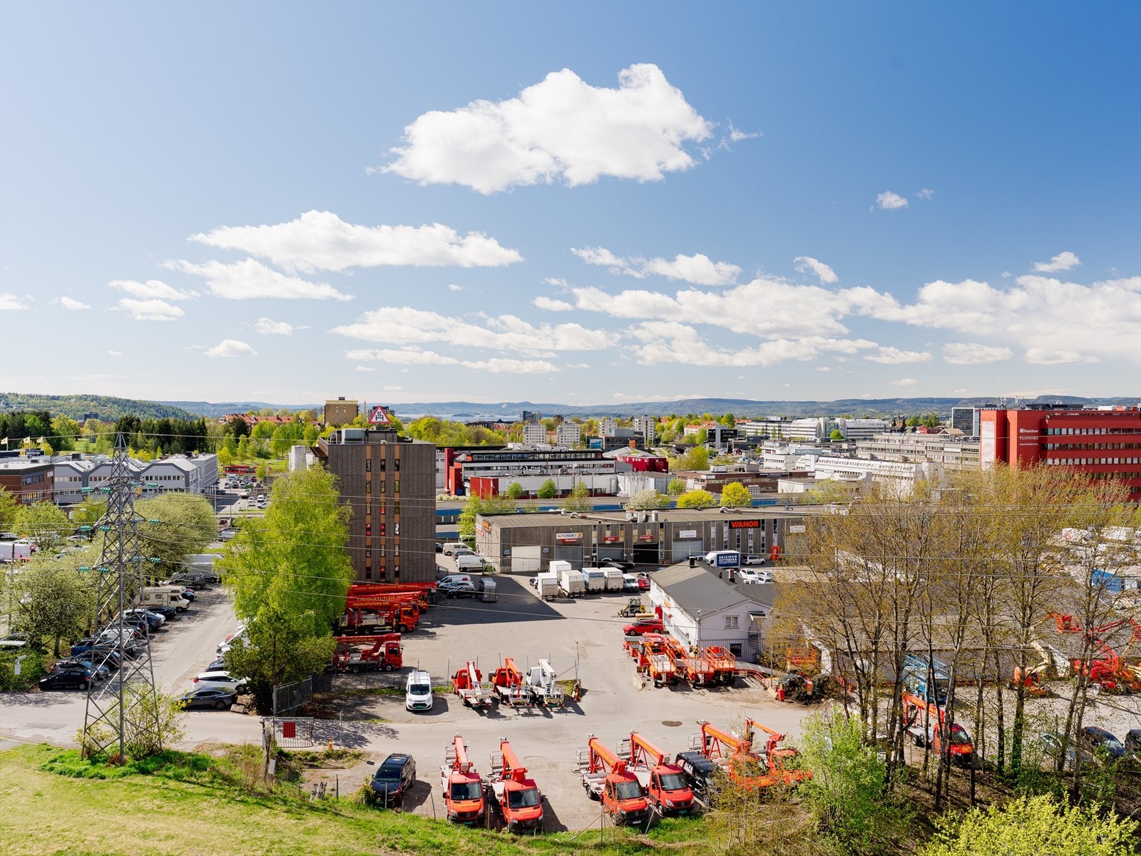 Ulven T Park ligger sentralt på Ulven som en del av Hovinbyen, et prioritert utbyggingsområde i Oslo. Området er under stor utvikling og det understrekes at endringer og oppføring av nye bygg vil skje. Galleribilde