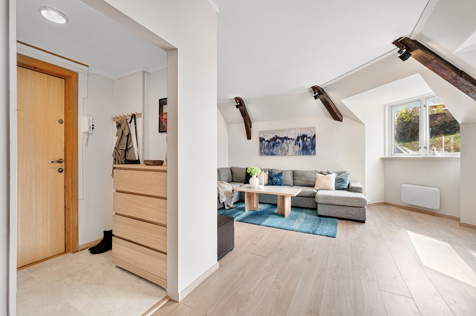 Stuen er på 23m² med adkomst til kjøkken og entré Galleribilde
