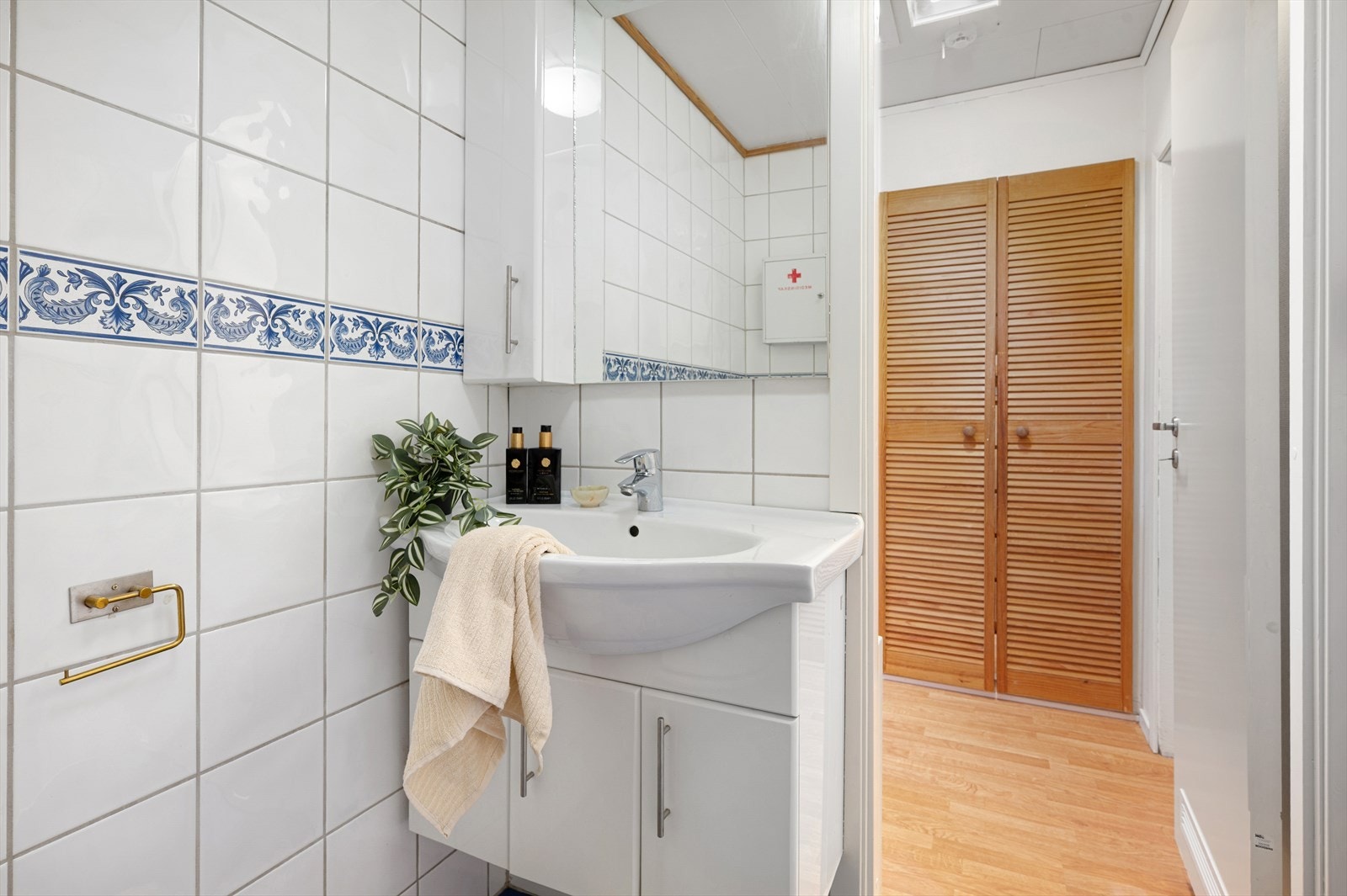 Badet er innredet med dusjnisje, servantskap med servant, klosett og naturlig ventilering. Galleribilde