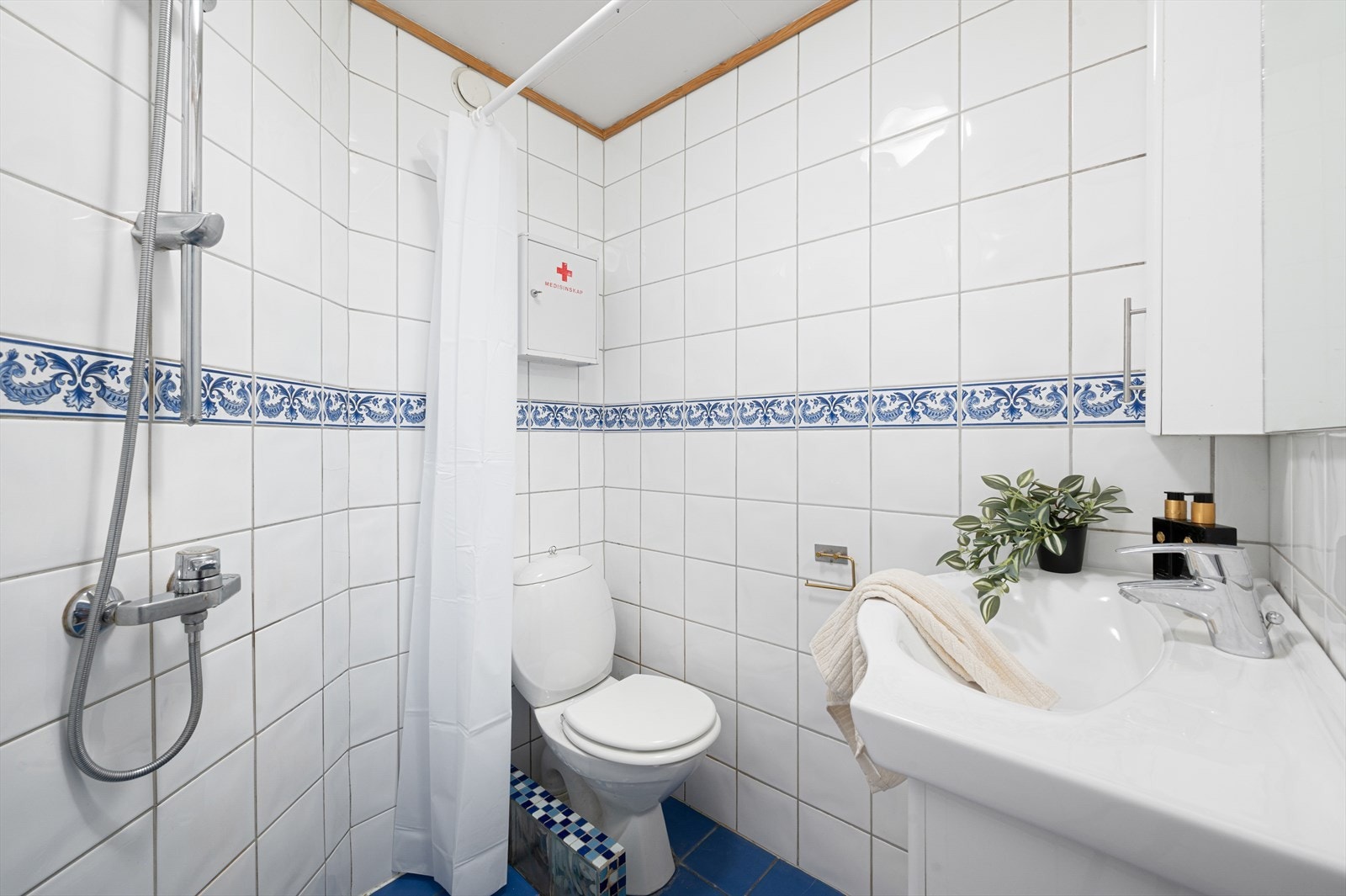 Praktisk bad på 2,3m² med flisbelagt gulv og vegger. Galleribilde