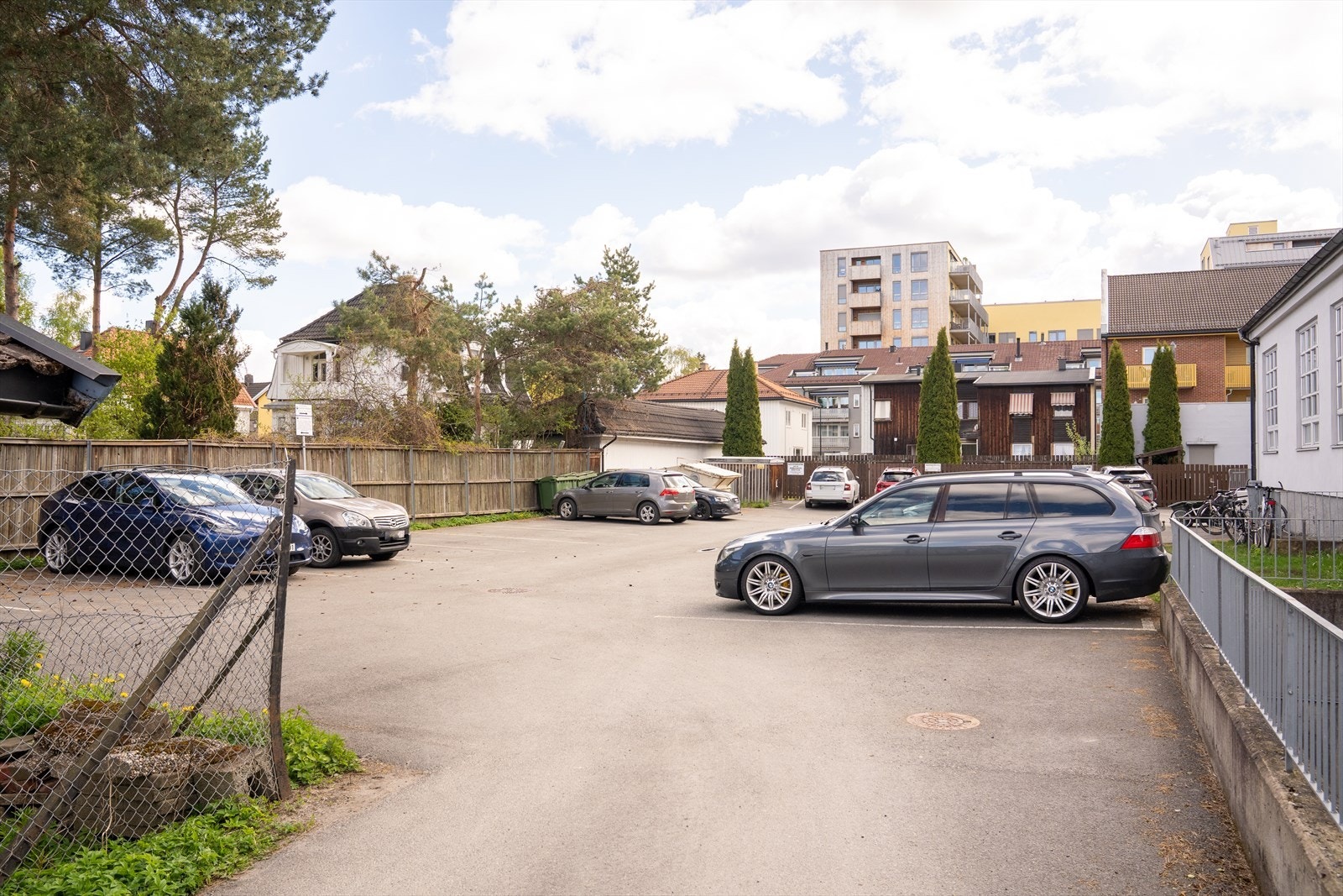 Sameiet har parkering til beboerne på fellesareal. Galleribilde