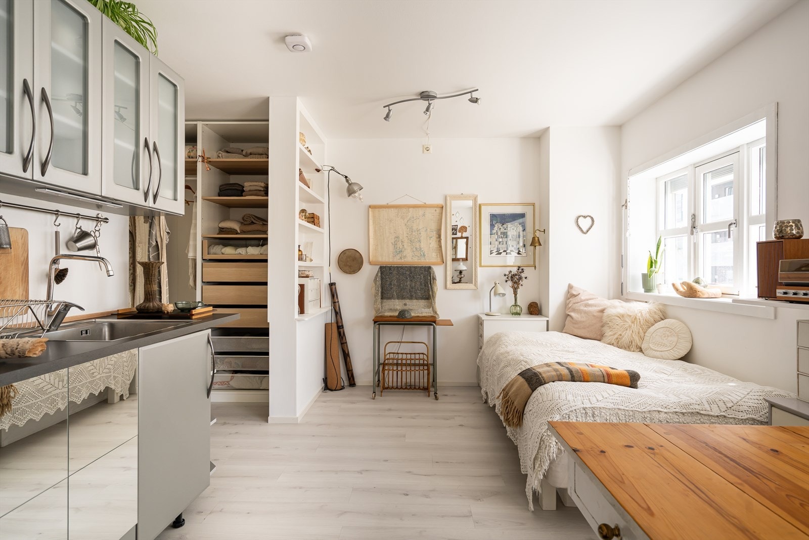 Leiligheten har store vindusflater som slipper inn rikelig med naturlig lys. Galleribilde