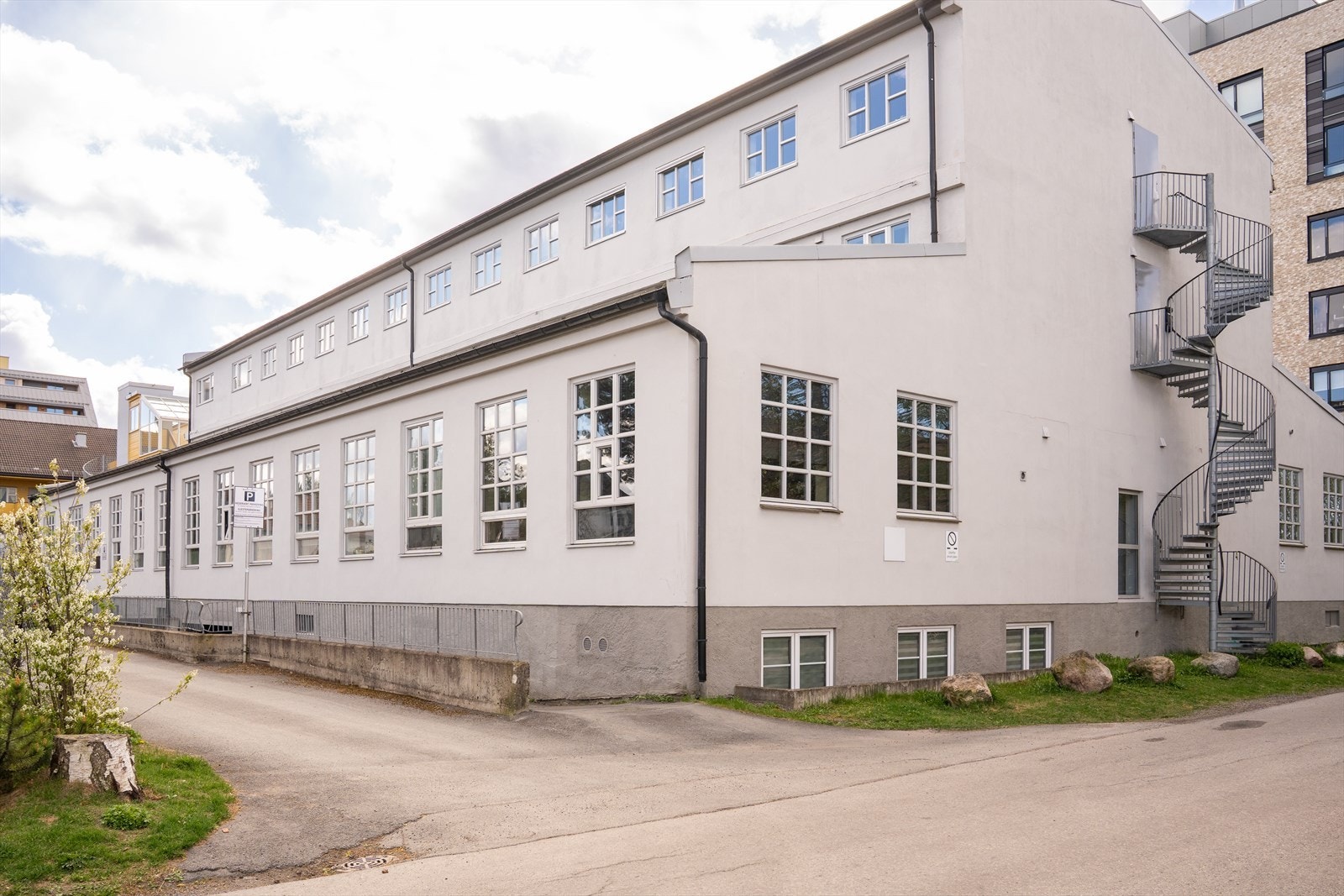 Blokken var opprinnelig et fabrikkbygg fra 1935. Bygget ble omfattende ombygget til leiligheter i 1999 og i 2004. Galleribilde