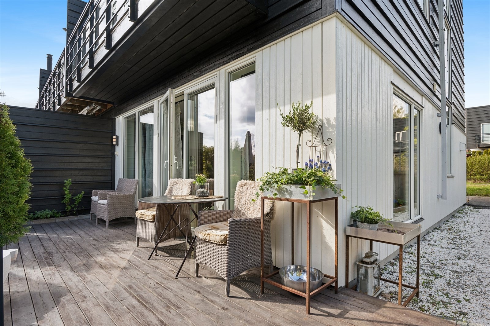 Terrassen er sørvendt og har gode solforhold hele dagen. Galleribilde