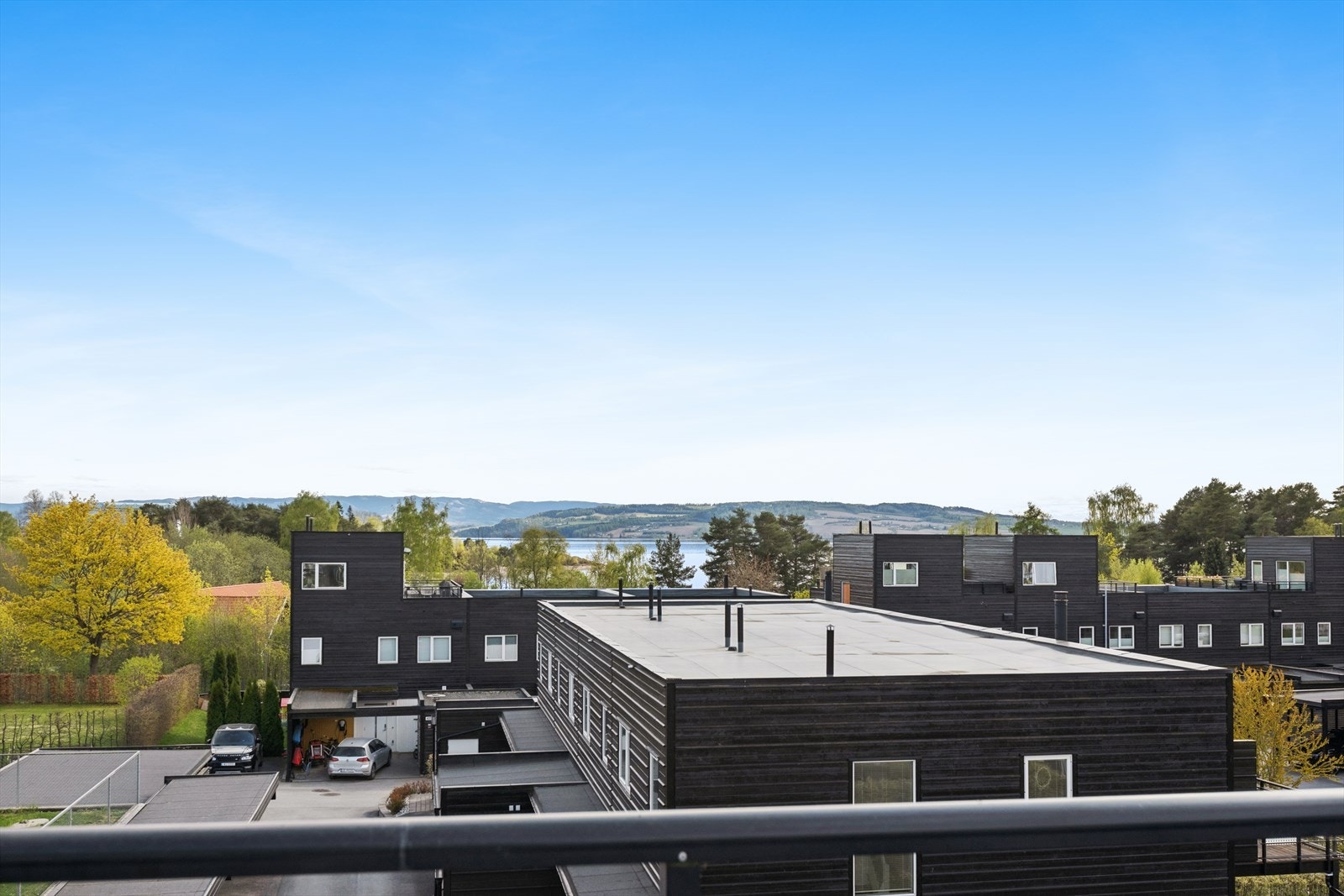 Utsikt mot Helgøya, Totenvika og Skreiafjellene. Galleribilde