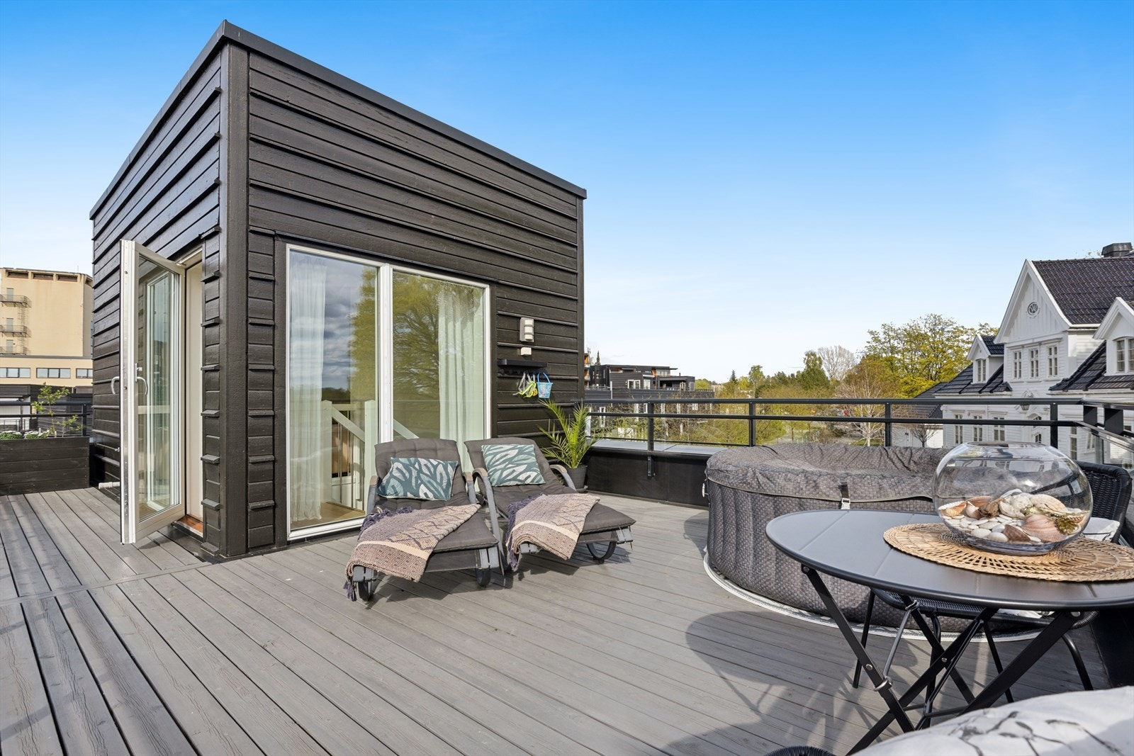 Tredje etasje huser en koselig stue og en romslig takterrasse med gode solforhold og flott utsikt. Galleribilde