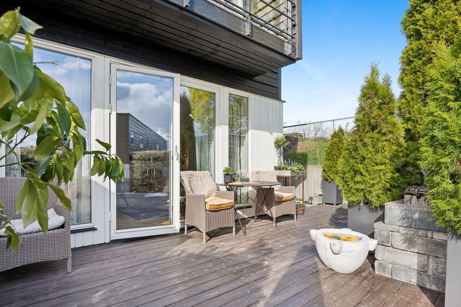 Fra stuen har man direkte adgang til en romslig terrasse på 56m² med blant annet pergola og beplantning. Galleribilde