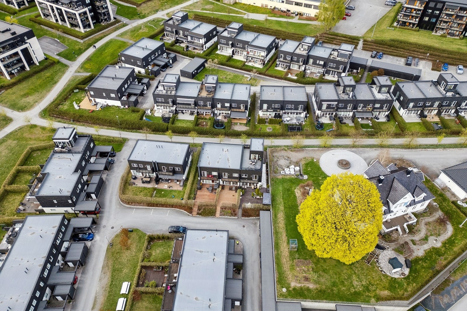 Området består i all hovedsak av større sameier med rekkehus, leiligheter og eneboliger. Galleribilde