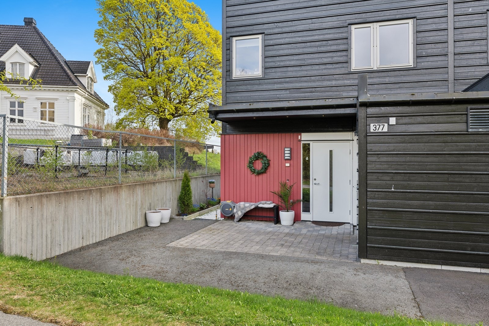Rekkehuset ligger på enden av kjeden og har tilhørende sportsbod og carport m/elbillader. Galleribilde