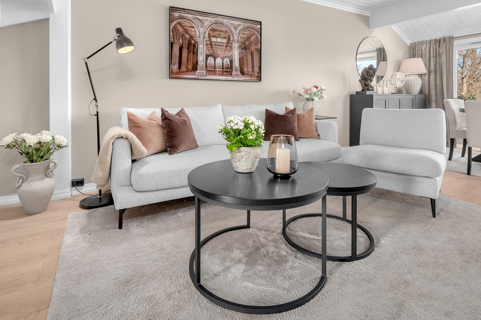 Pent innredet med sofagruppe. Galleribilde
