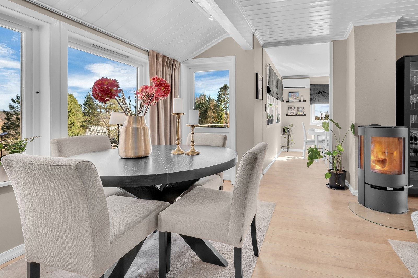 Fra stuen er det utgang til en romslig veranda. Galleribilde