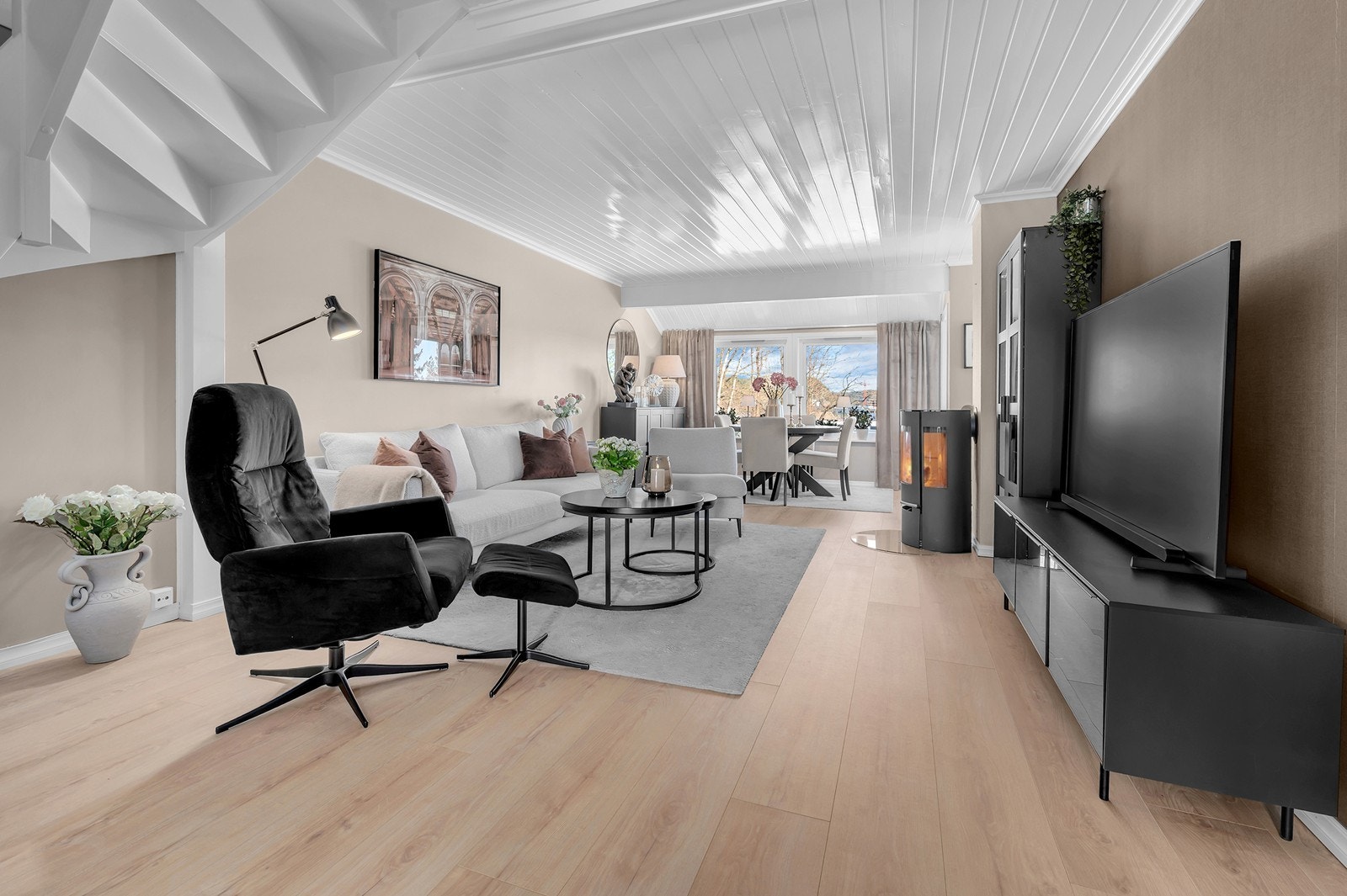 Stuen er malt med lune og smakfulle farger med lyse takpanel i himling. Flotte og nyere 1-stavs laminatgulv. Galleribilde