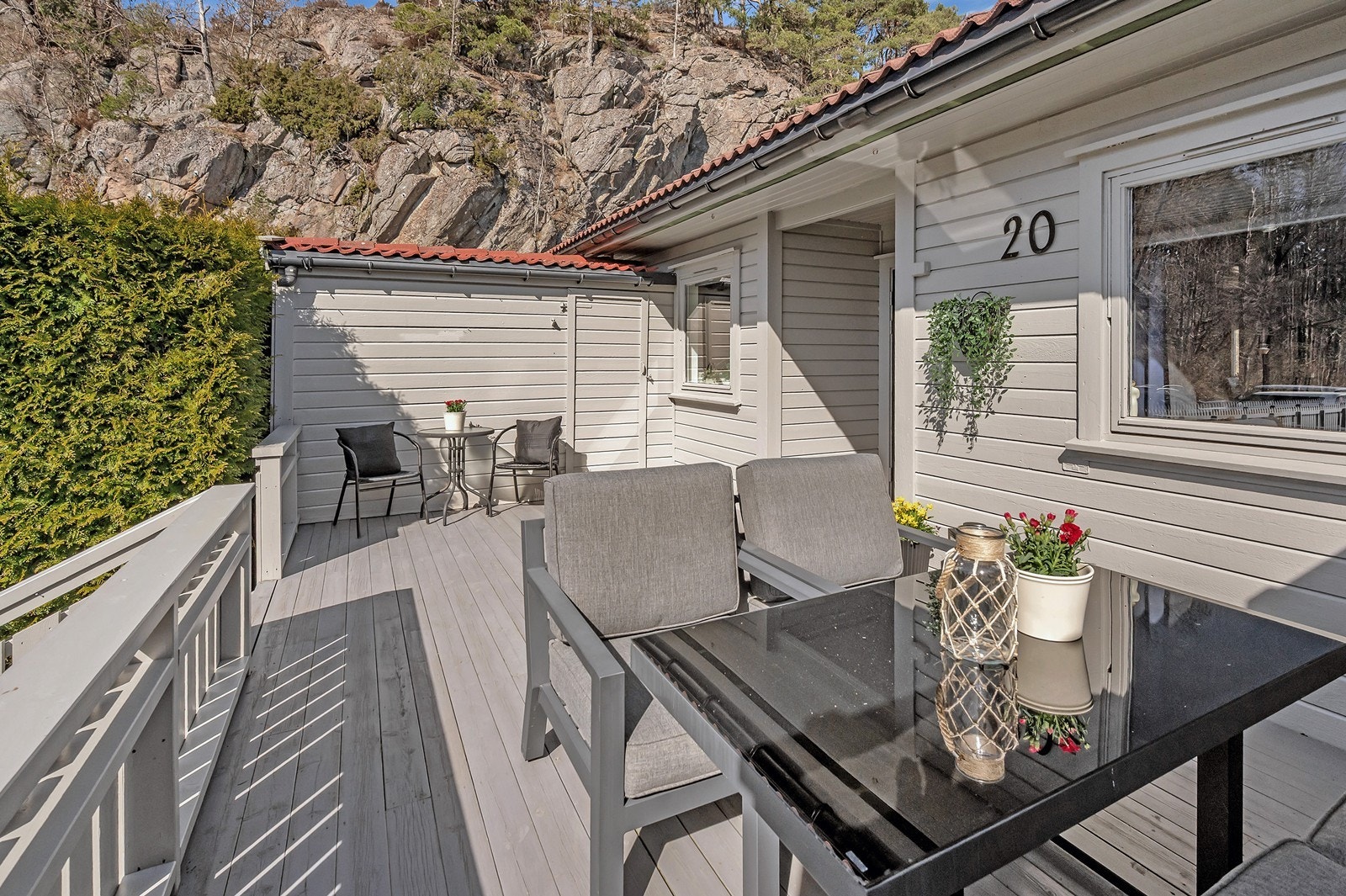 Med to uteplasser har leiligheten sol fra morgen til kveld. Galleribilde